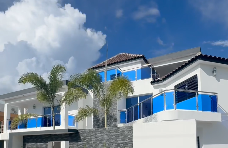 CASA DE 3 NIVELES CON 4 HABITACIONES