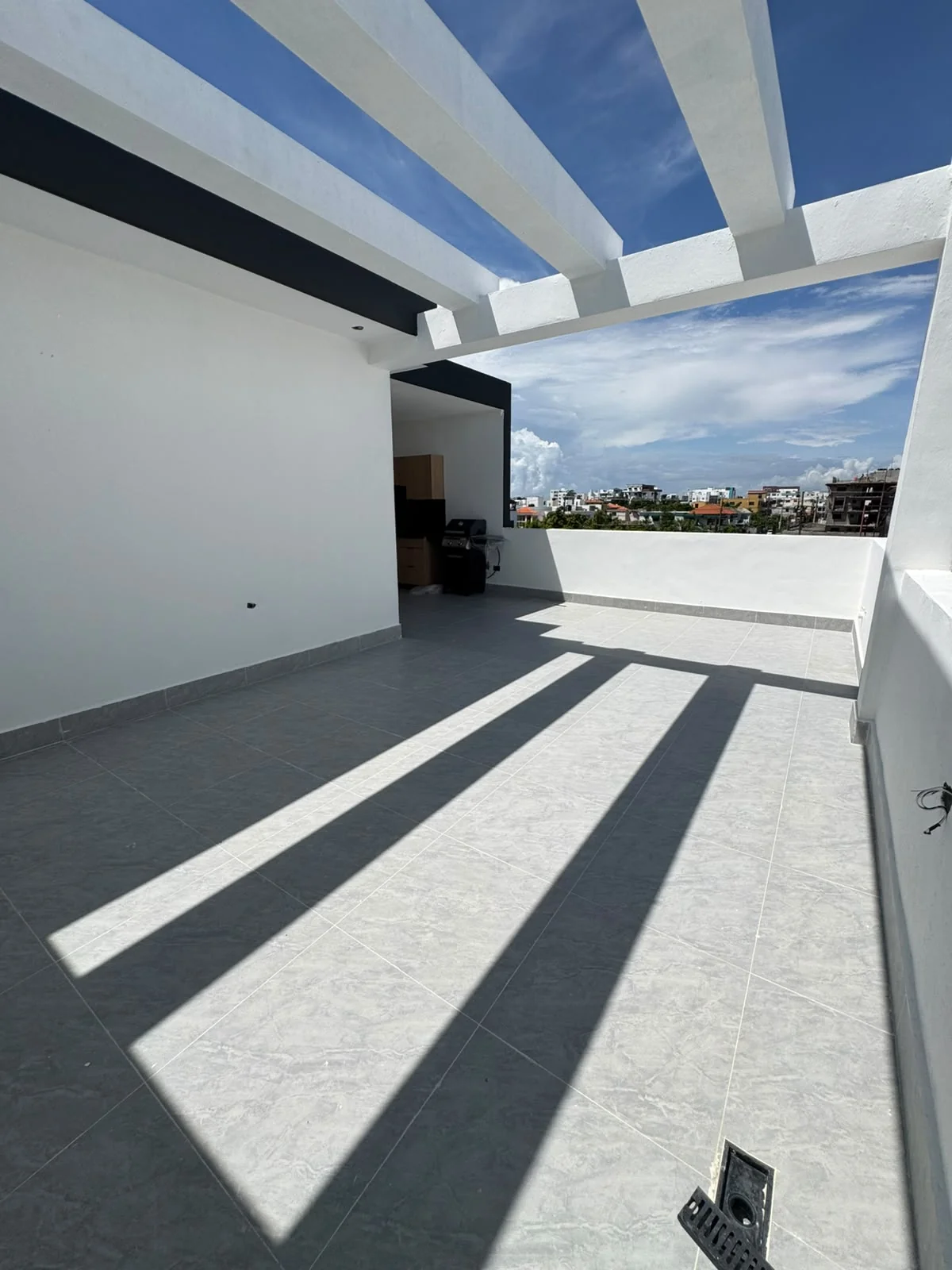 Casa de 2 niveles en Prado Oriental con 3 habitaciones y terraza