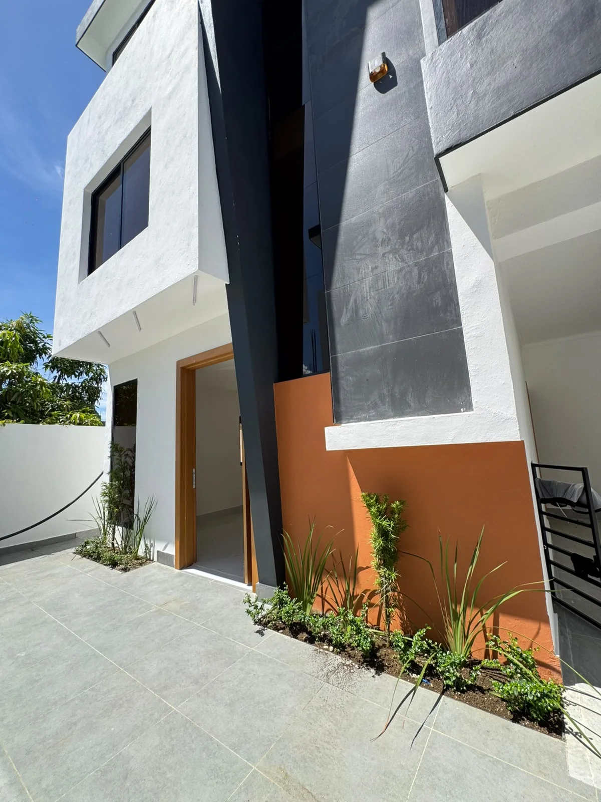 Casa de 2 niveles en Prado Oriental con 3 habitaciones y terraza
