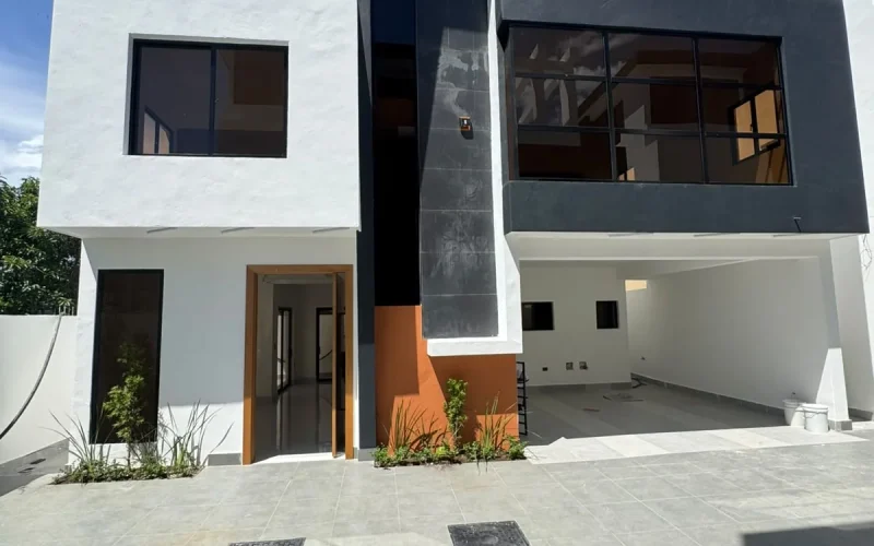 Casa de 2 niveles en Prado Oriental con 3 habitaciones y terraza