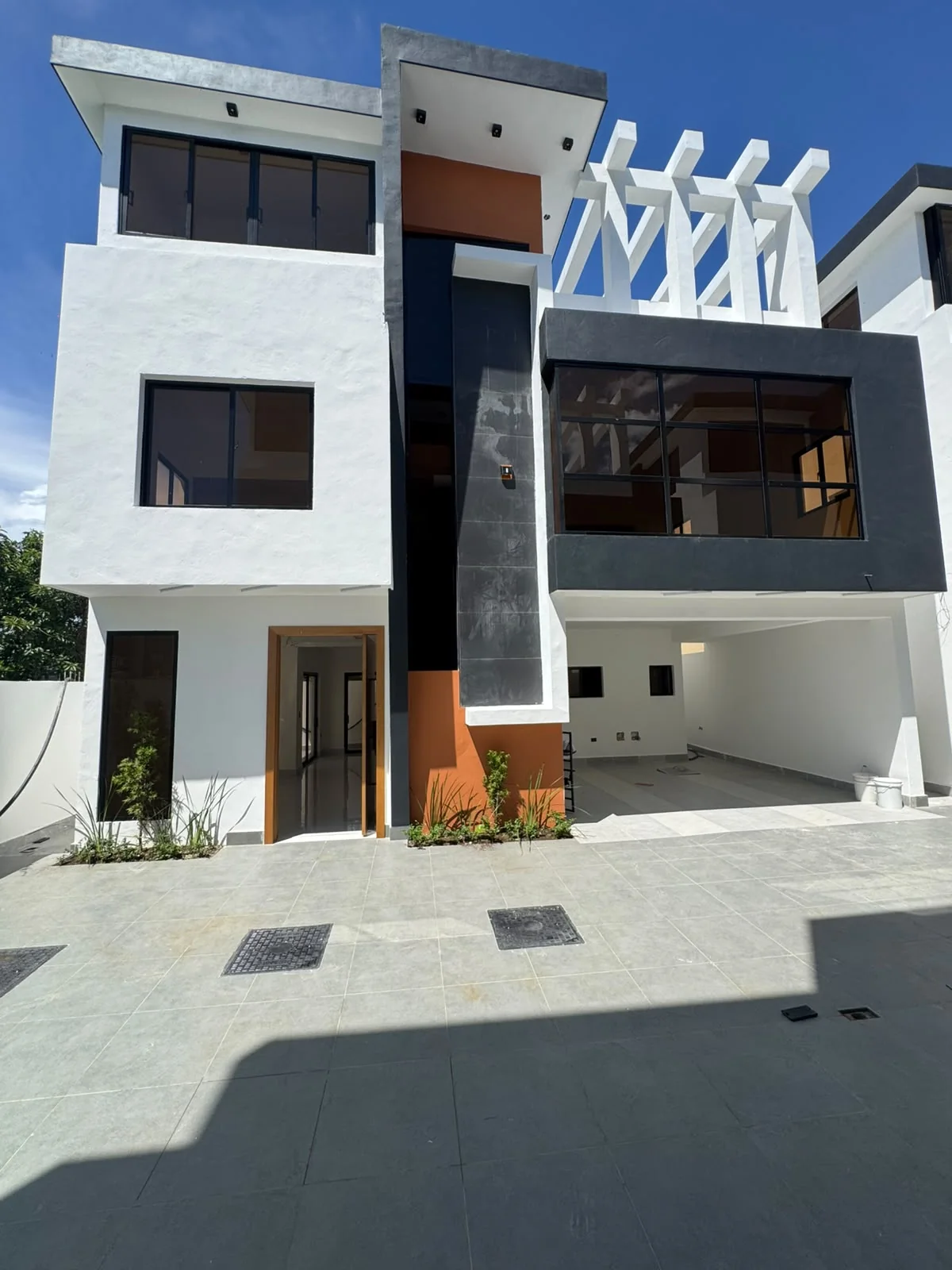 Casa de 2 niveles en Prado Oriental con 3 habitaciones y terraza