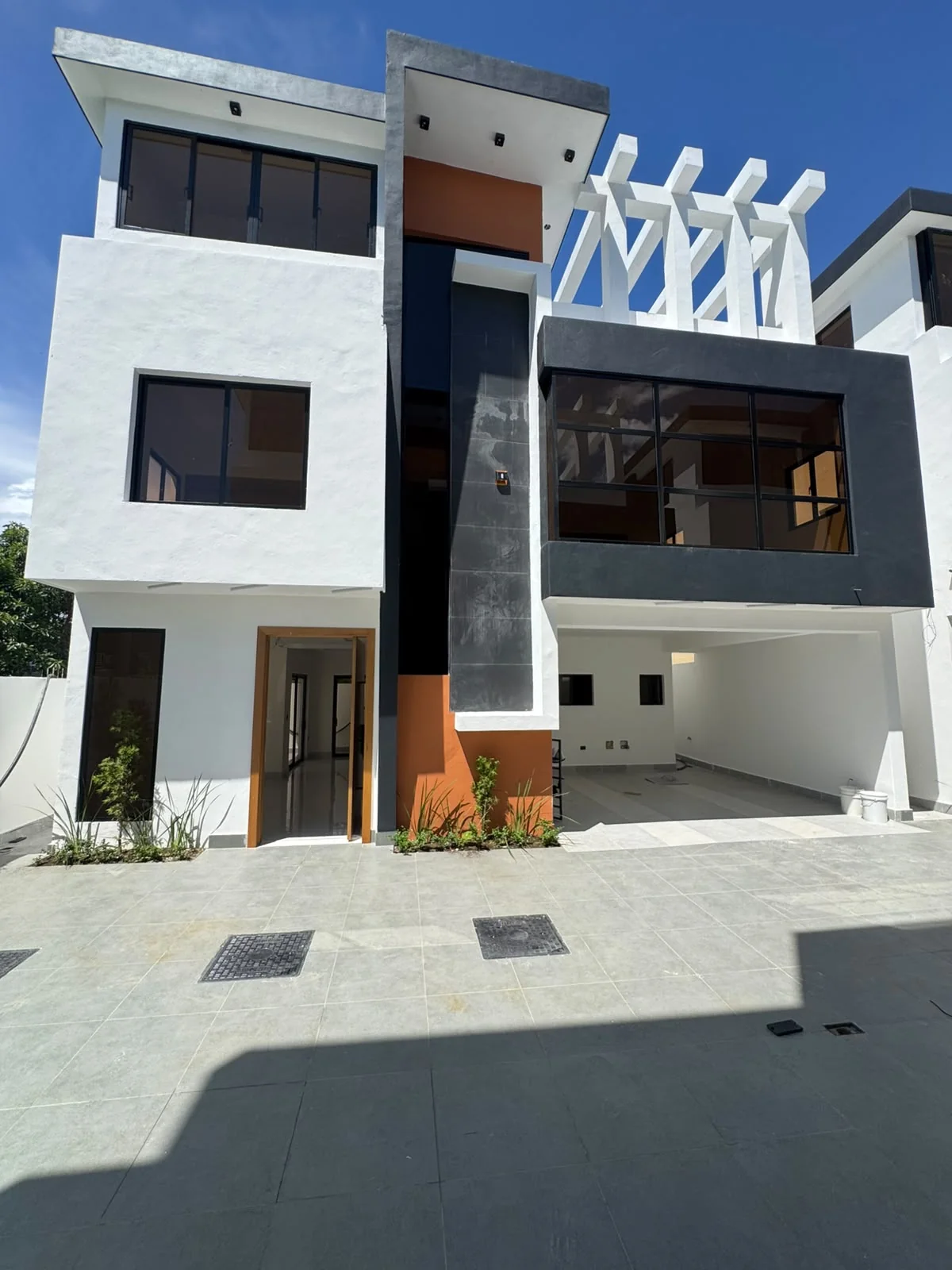 Casa de 2 niveles en Prado Oriental con 3 habitaciones y terraza