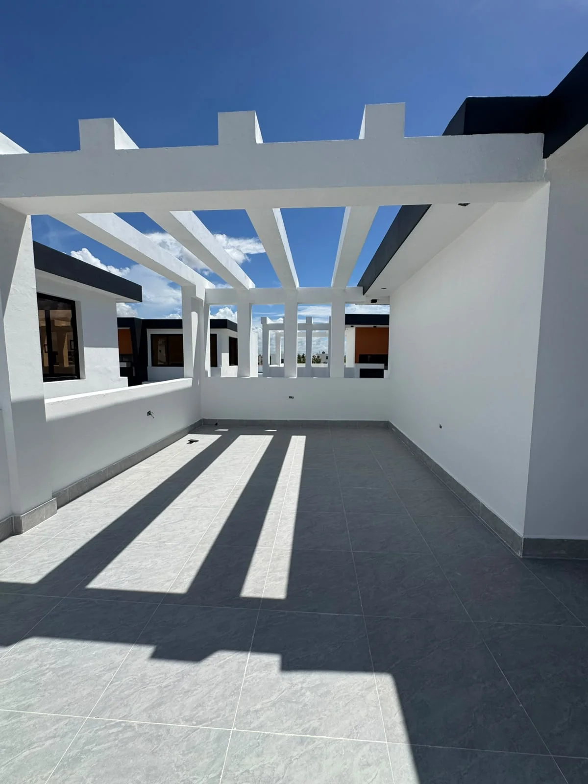 Casa de 2 niveles en Prado Oriental con 3 habitaciones y terraza