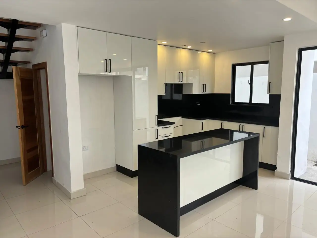 Proyecto de 4 Modernas Casas de 2 Niveles en Brisa Oriental
